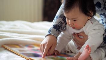 How to Read With a Wiggly Baby (or Toddler!)